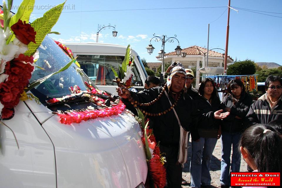 BOLIVIA - Battesimo delle auto a Copacabana - 6.jpg